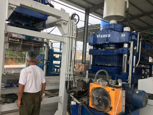 蒸壓磚自動(dòng)液壓機(jī) 虎鼎粉煤灰灰砂磚機(jī)客戶(hù)現(xiàn)場(chǎng)